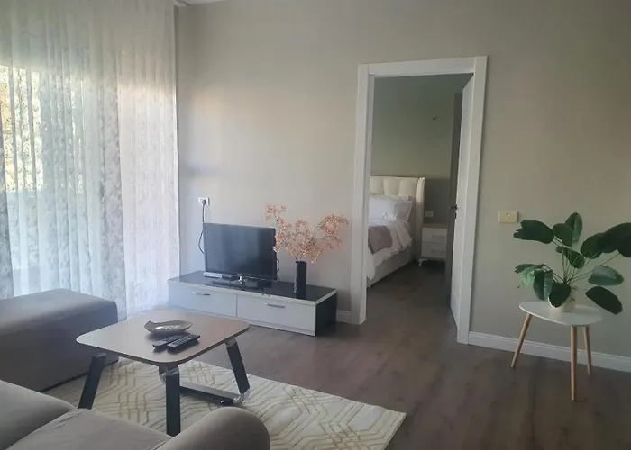 Spacious With Balcony Апартаменты