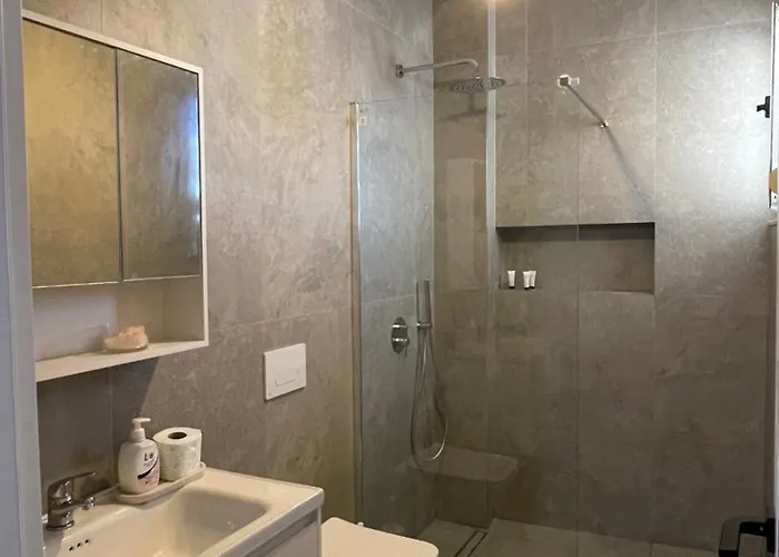 Spacious With Balcony Апартаменты