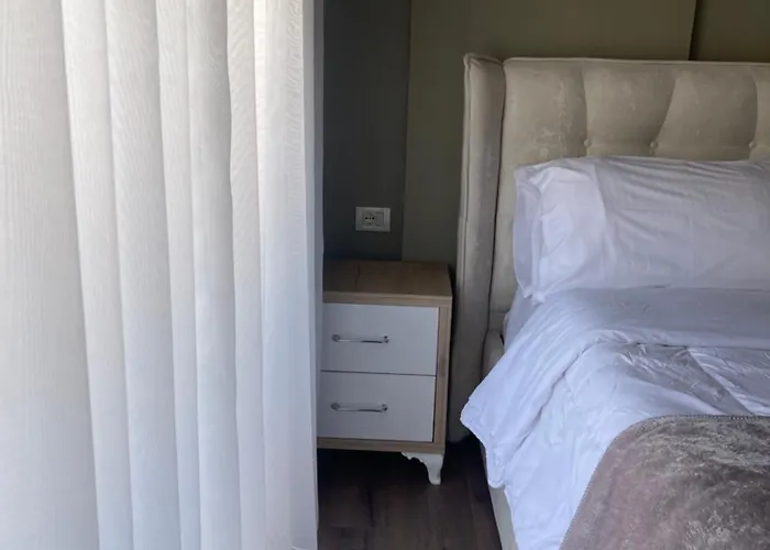 Spacious With Balcony * Yzberish