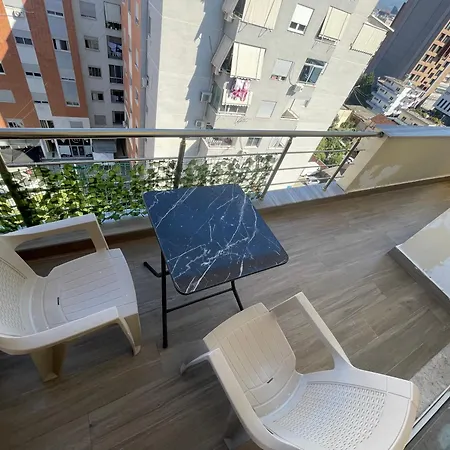 شقة Spacious With Balcony Yzberishti