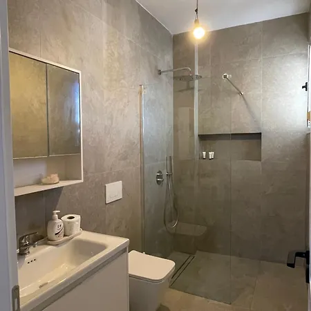 Spacious With Balcony شقة